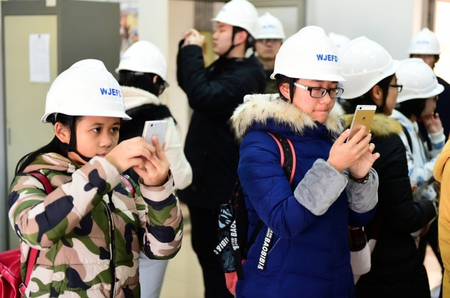 参观脱硫装置控制室3 参观脱硫装置控制室3