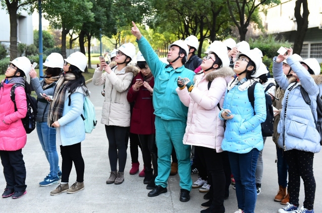 工程师带领大家参观厂区 工程师带领大家参观厂区